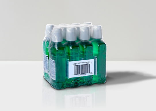 Flasker pakket ind i plastik med etikette på