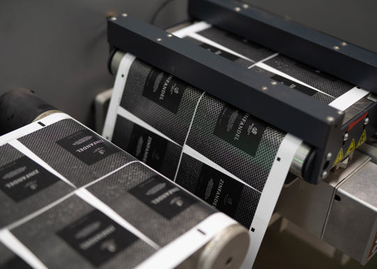 Zinfandel labels i maskine